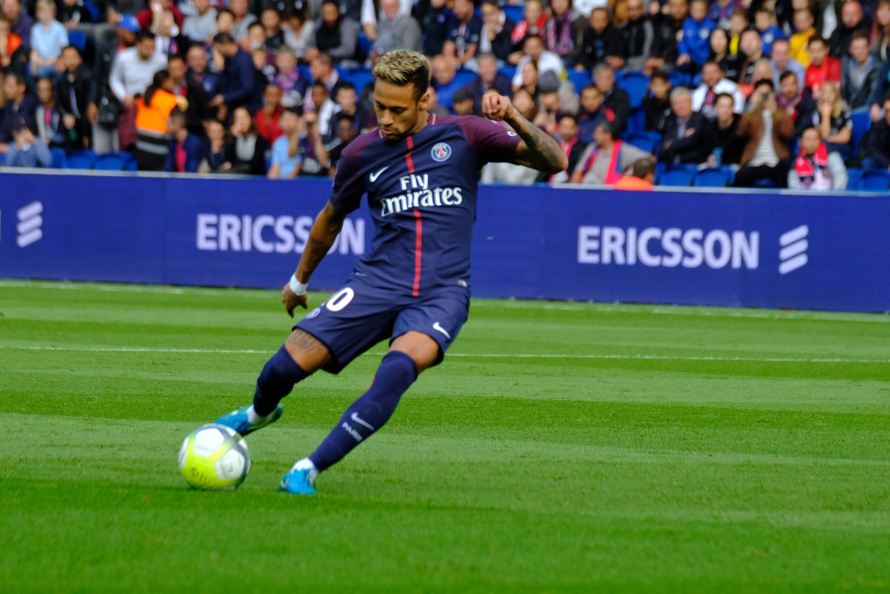 阿奇姆彭遭成都球迷种族歧视，队长王上源发文声援（阿奇姆彭遭遇成都球迷种族歧视，队长王上源公开声援）