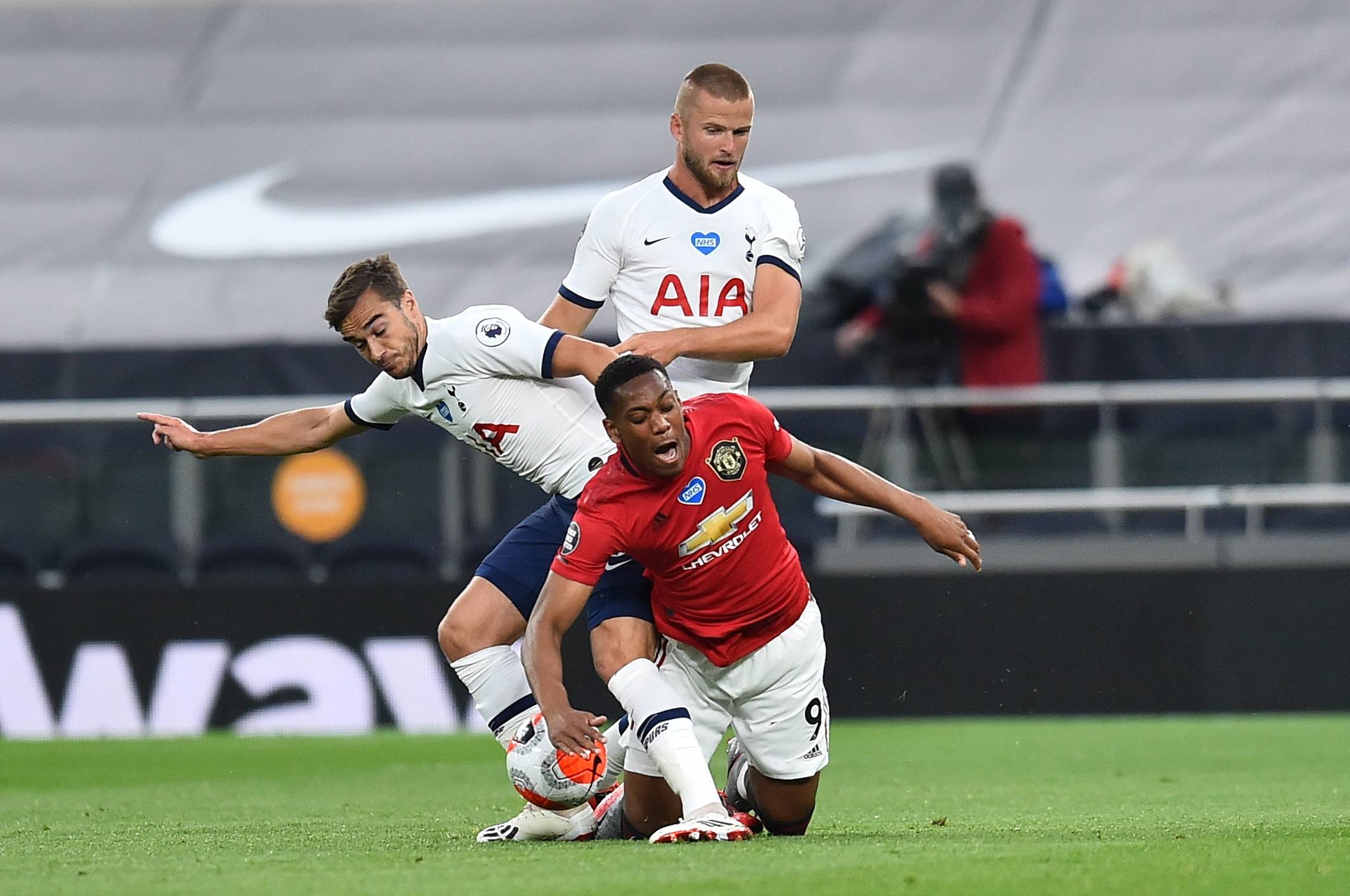 意媒：为避免球迷干扰，斯帕莱蒂决定尤文不在那不勒斯过夜（意媒：为防球迷滋扰，斯帕莱蒂安排尤文赛后不在那不勒斯留宿）