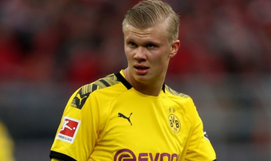 斯卡洛尼戴白手套递交世界杯，因凡蒂诺为仪式错误公开道歉（斯卡洛尼戴白手套交接大力神杯，因凡蒂诺为礼仪失误公开致歉）