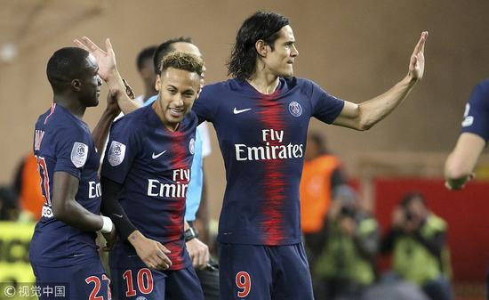 科贝记者：法兰克福球迷往巴萨球迷区投掷杂物甚至发射焰火（科贝记者称法兰克福球迷向巴萨看台投掷杂物并发射焰火）