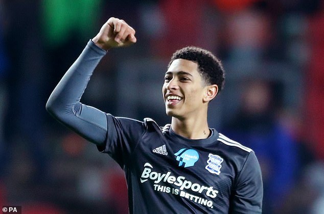 意媒：铃木彩艳可能因为手部骨折缺阵三个月，明年2至3月复出（意媒称铃木彩艳手部骨折或伤停三月，预计明年2至3月复出）