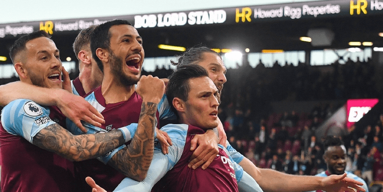 马刺客场115-102击败开拓者，福克斯37分带队取胜，展现全面实力。（马刺115-102客场力克开拓者，福克斯37分领衔，球队展现全方位实力）