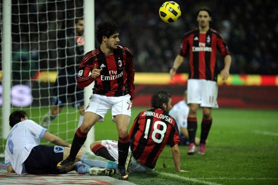 哑火，阿尔瓦雷斯近5场西甲比赛0球0助，近4场仅射门3次（状态低迷：阿尔瓦雷斯近5轮西甲0进球0助攻，近4战仅3次射门）