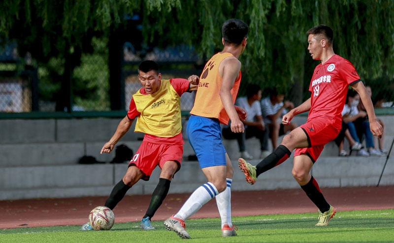 前锋单刀破门，决绝果断引喝彩（前锋单刀冷静终结，果敢一击引全场喝彩）