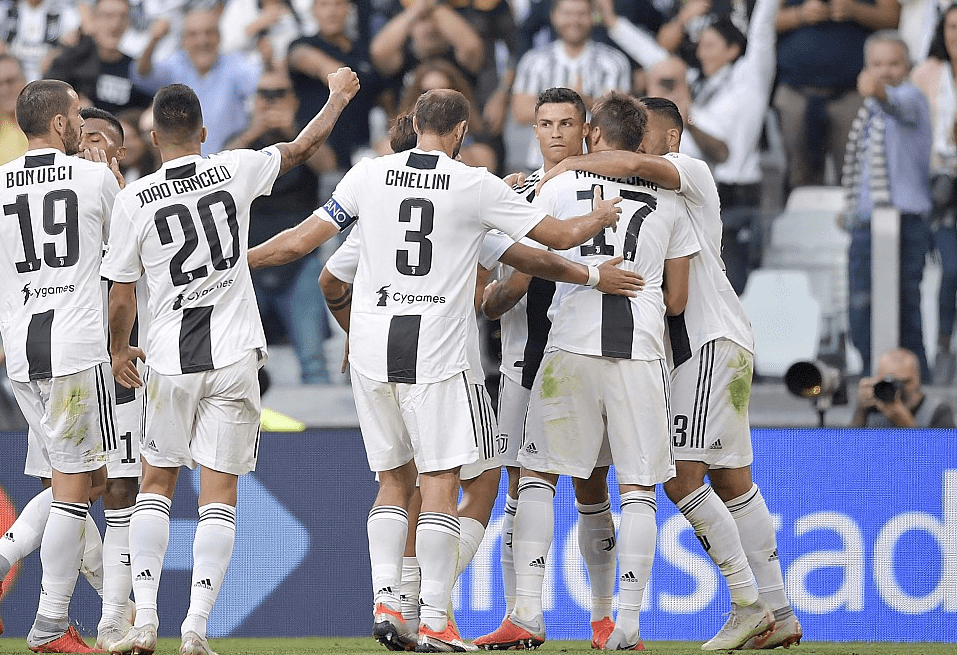 拼劲十足，多库17岁时曾与孔帕尼进行一对一单挑（17岁多库斗志十足，曾与孔帕尼上演一对一对决）