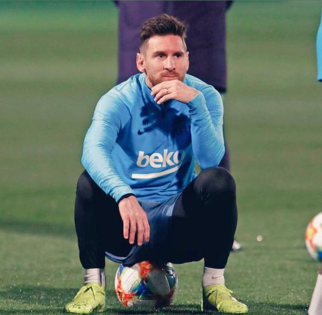 乔治娜晒在卡塔尔海边照片，蓝色紧身连衣裙尽显曼妙身姿（乔治娜晒卡塔尔海边美照，蓝色修身连衣裙彰显优雅曲线）