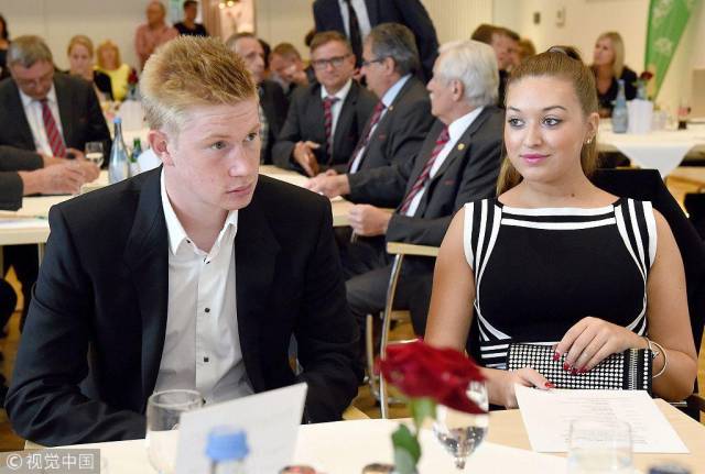 梅西跟前锋比进球、跟中场比助攻！还跟俱乐部比冠军！而且都赢！（梅西进球不输前锋、助攻压过中场，连冠军数也超过诸多俱乐部！）