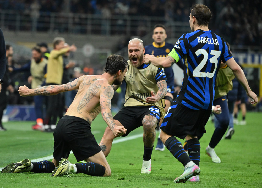 英超日本国脚与战犯照片合影，其俱乐部比赛在中国照常直播引球迷不满，咪咕客服回应（英超日本国脚被曝与战犯合影，其俱乐部在华比赛照常转播引球迷不满，咪咕客服回应）