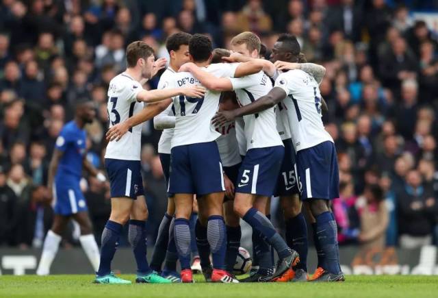 邮报：明年世界杯上下半场中段设强制补水时间，每次三分钟（邮报：明年世界杯将于上下半场中段设三分钟强制补水暂停）